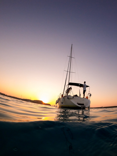 Segeln im Golf von Asinara inmitten der Farben des Sonnenuntergangs