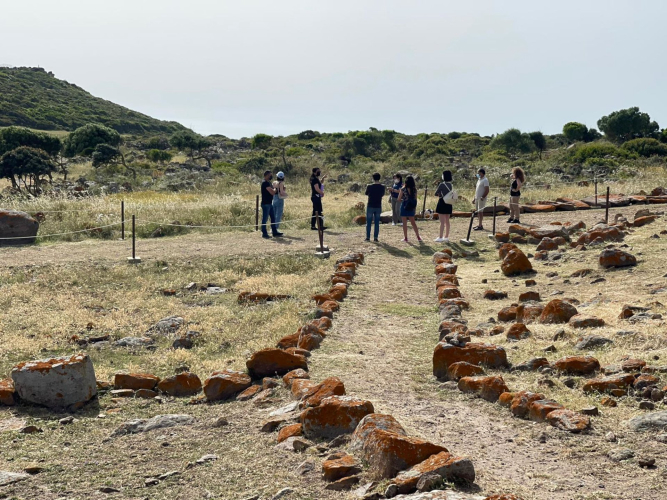 Escursionista durante visita guidata al nuraghe Seruci