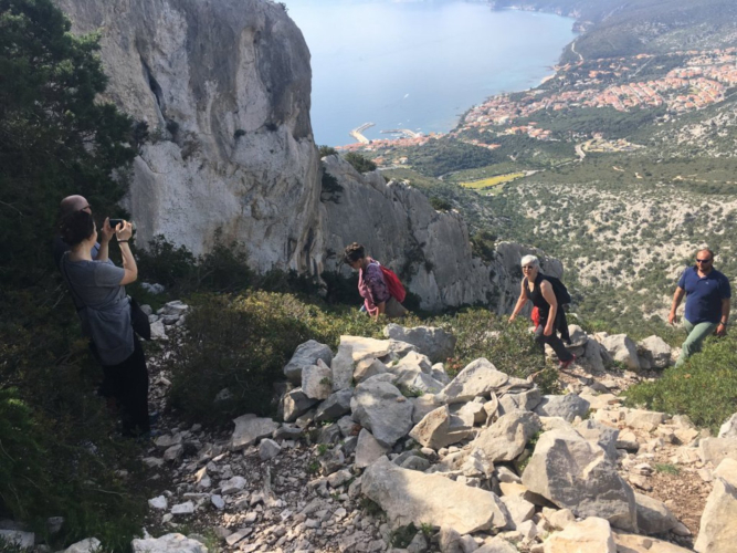 Vista del Golfo de Orosei desde un sendero en el Supramonte