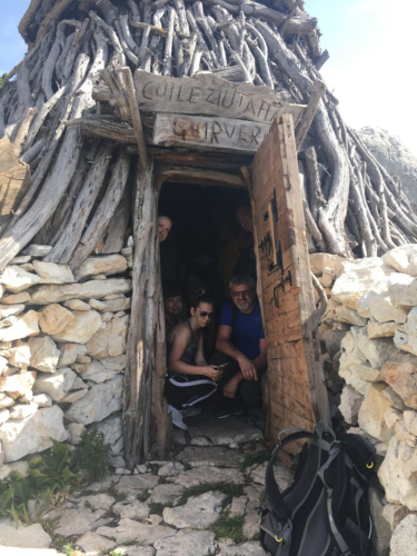 Dentro de la cabaña del pastor en el Supramonte