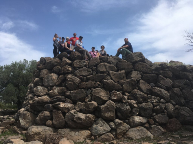 Antiguo Nuraghe a lo largo del recorrido del tour en Supramonte