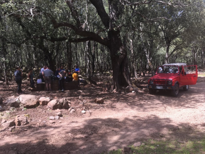 Almuerzo al aire libre durante el tour en Jeep en Supramonte