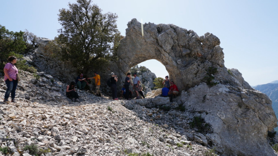 Extraordinario monumento natural de roca en los senderos del Supramonte