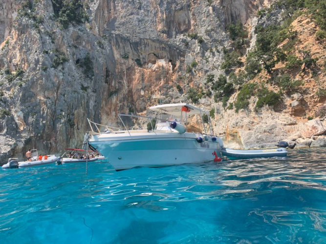 Sali a bordo di questo Motoscafo Marlin Sub per la tua gita in barca nel Golfo di Orosei!