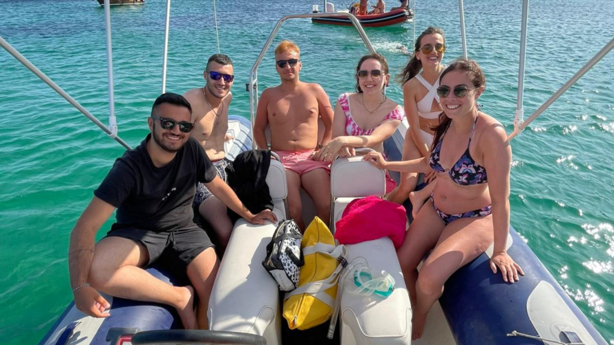 Gente divirtiéndose a bordo de un bote en Cagliari