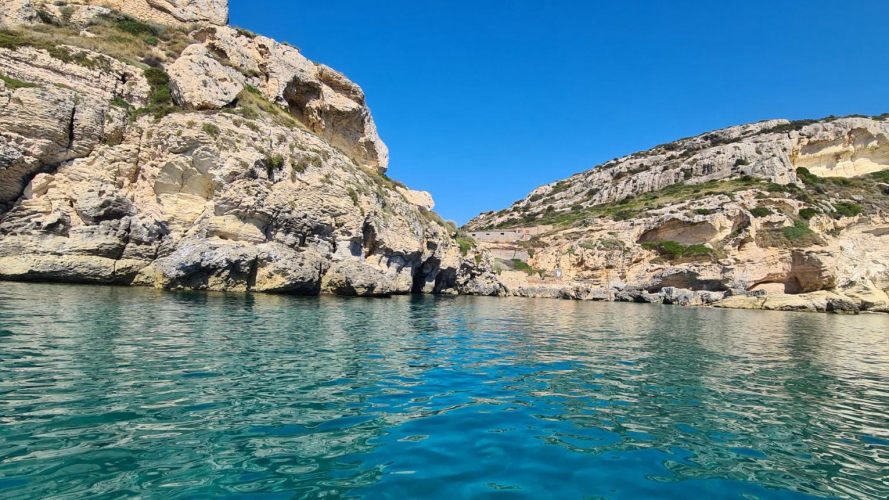 Vista de la costa rocosa del Golfo de Cagliari