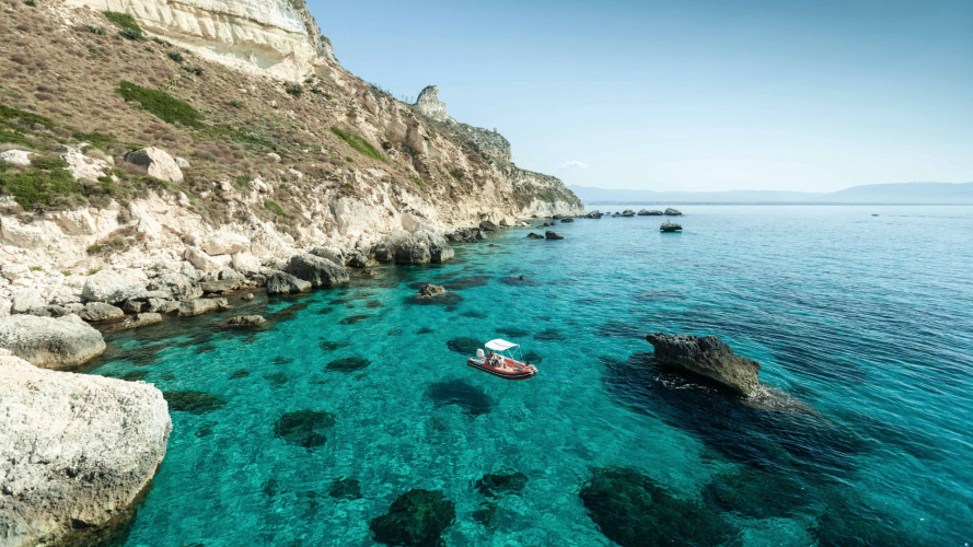 Parada de lanchas neumáticas cerca del promontorio de la Sella del Diavolo en Cagliari