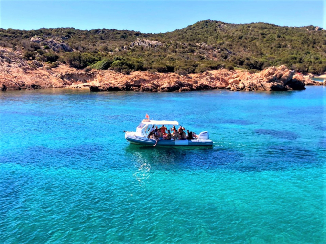Canot pneumatique dans les eaux turquoises du Cap Figari