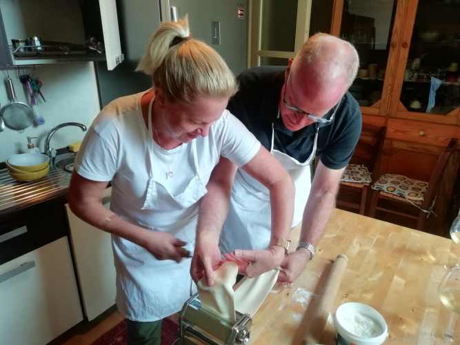 Pareja durante la clase de cocina