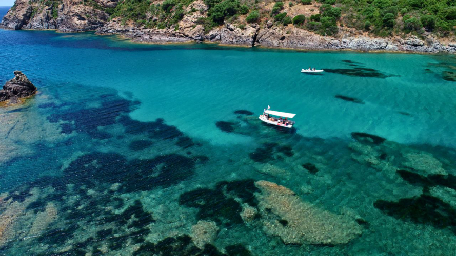 excursión en lancha neumática para practicar snorkel en las aguas cristalinas de la salvaje costa noroccidental
