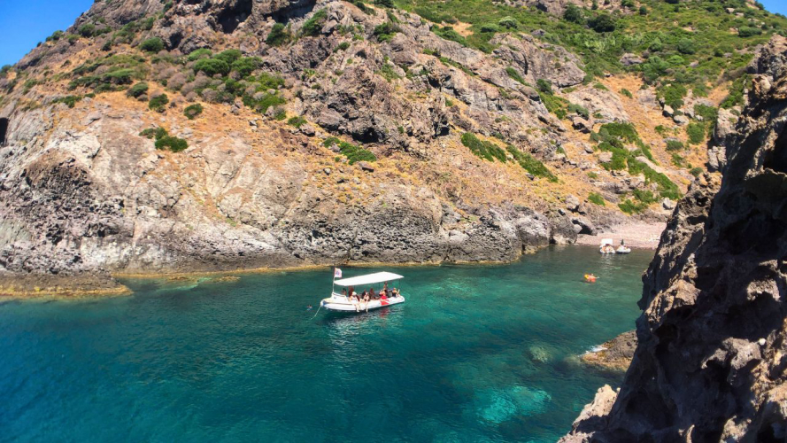 excursión en lancha neumática para practicar snorkel en las aguas cristalinas de la salvaje costa noroccidental