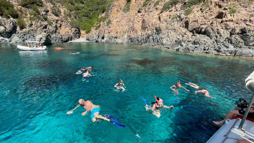 buceo en grupo en las calas y ensenadas de Capo Marrargiu