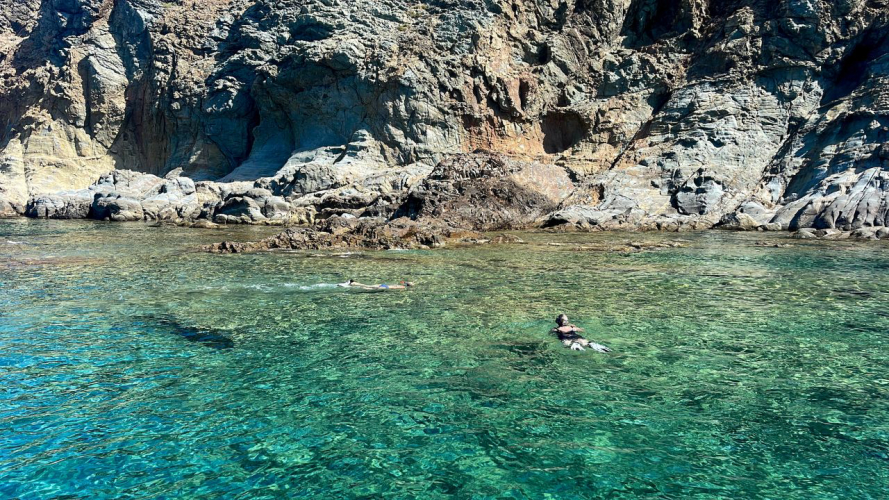 aguas cristalinas verde esmeralda de Bosa y una mujer nadando