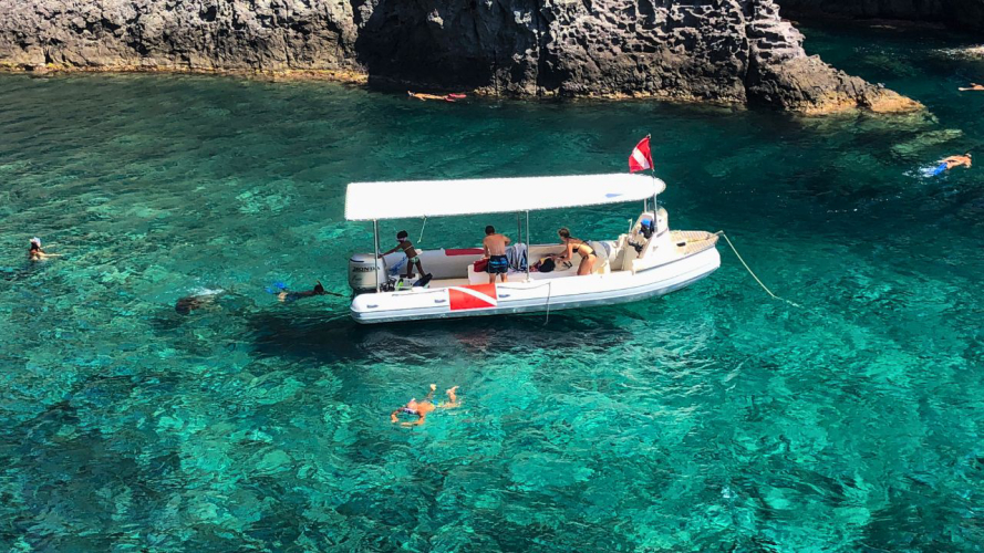 excursión en lancha neumática para practicar snorkel en las aguas cristalinas de la salvaje costa noroccidental