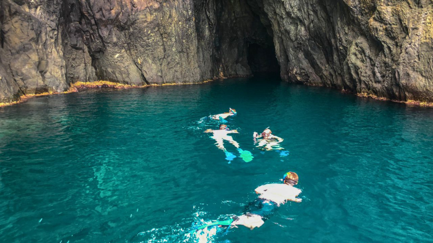 snorkel en el mar cristalino de la cueva del Pelícano
