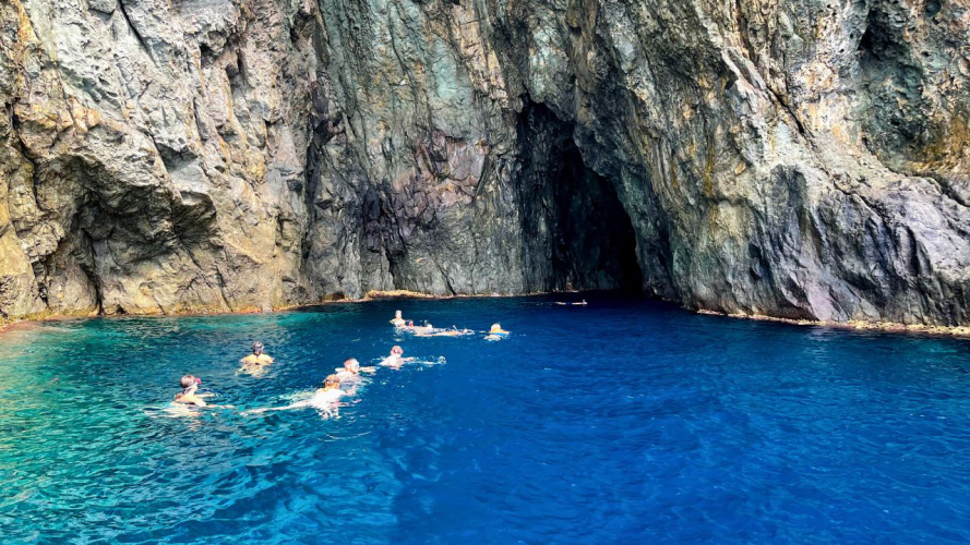 snorkel en el mar cristalino de la cueva del Pelícano