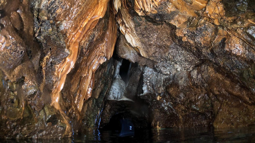 Estalactitas en la cueva del Pelícano en Capo Marrargiu