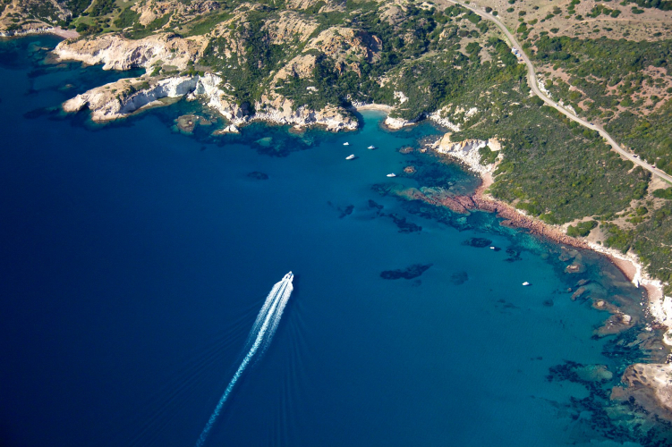 Gommone si avvicina alla costa
