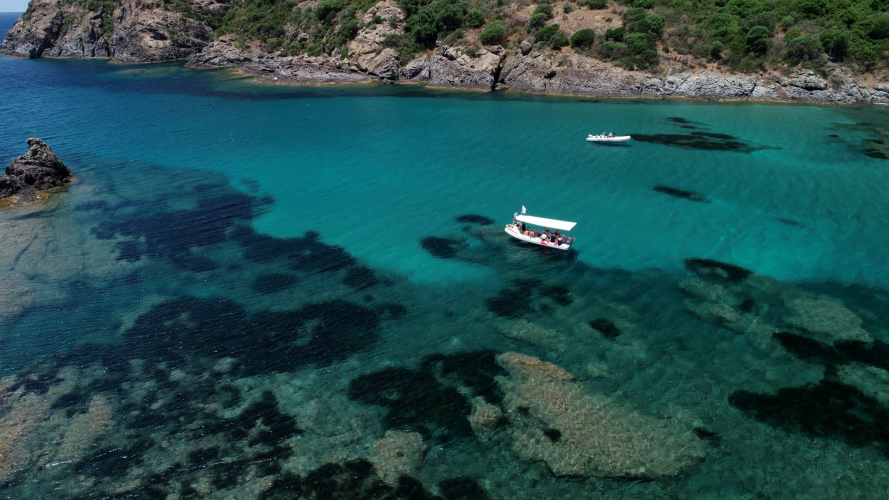 Gommone naviga su acque limpide
