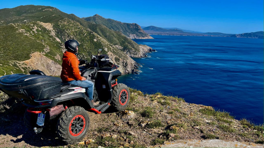 Randonneur en quad sur chemin de terre