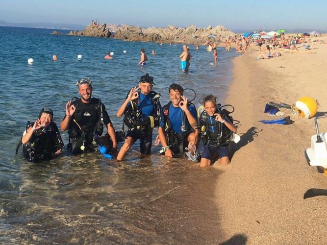 Gruppe von Kindern am Strand während des Tauchens Taufausflug