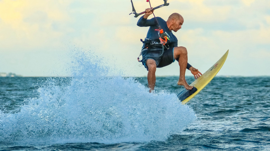 Ragazzo mentre pratica wakeboard ad Aglientu