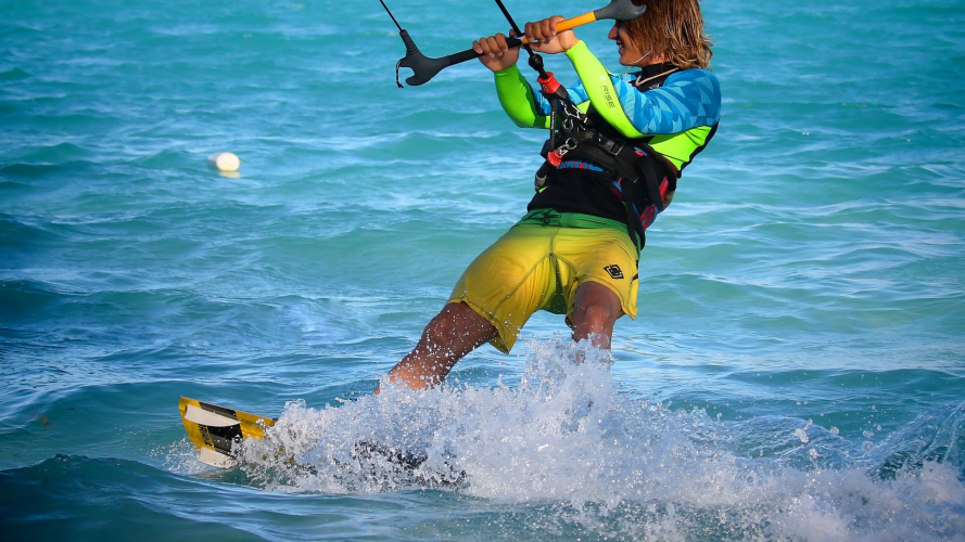 Ragazza mentre pratica wakeboard e sci nautico a Vignola Mare con istruttore