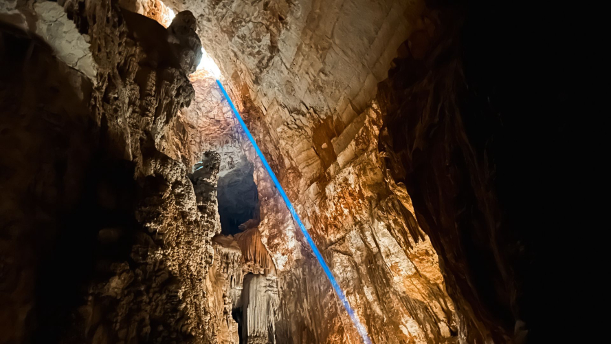 Ein Lichtstrahl dringt in das Innere der Höhle Sa Nurre de Su Hoda in Oliena ein.
