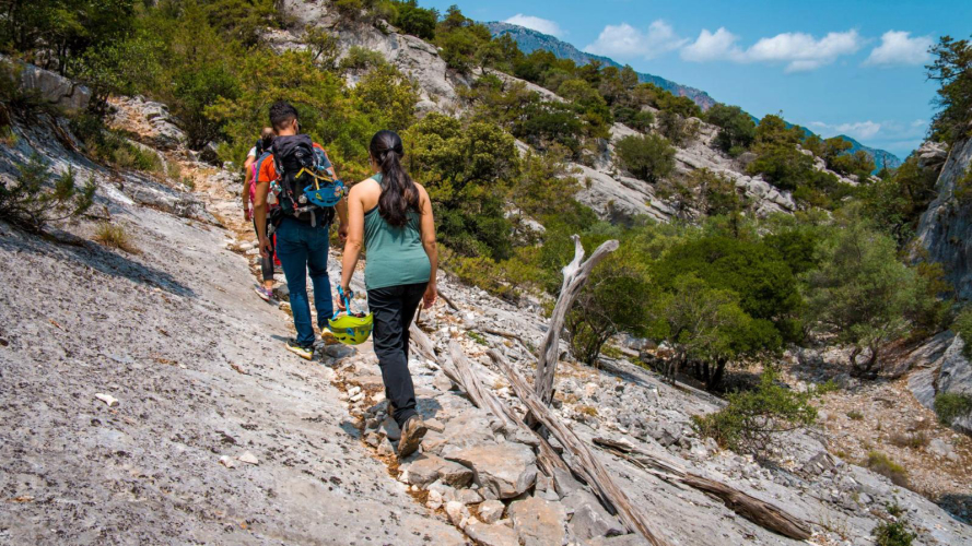 Wanderer gehen auf dem Weg zur Höhle Sa Nurre de Su Hoda in Oliena