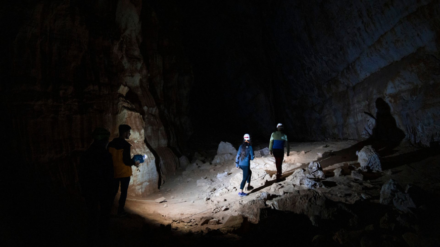 Wanderer betreten die Höhle Sa Nurre de Su Hoda in Oliena