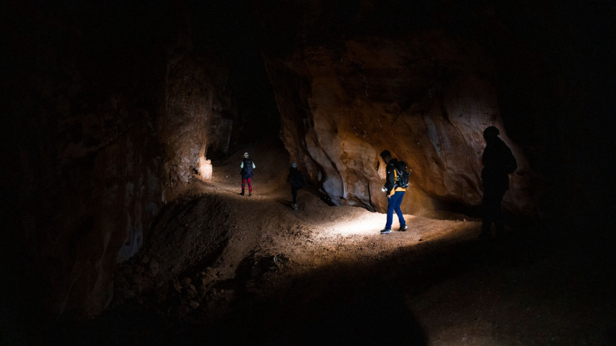 Wanderer besuchen die Höhle Sa Nurre de Su Hoda in Oliena