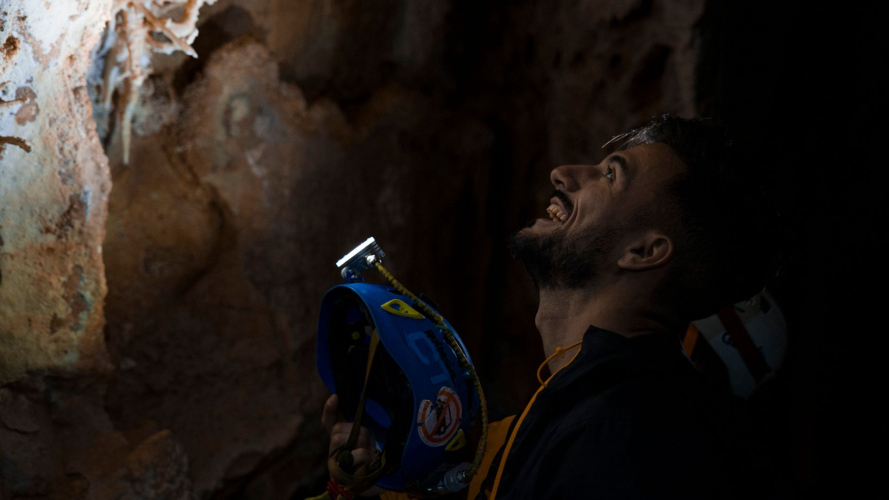 Wanderer betrachtet eine Wand in der Höhle Sa Nurre de Su Hoda in Oliena