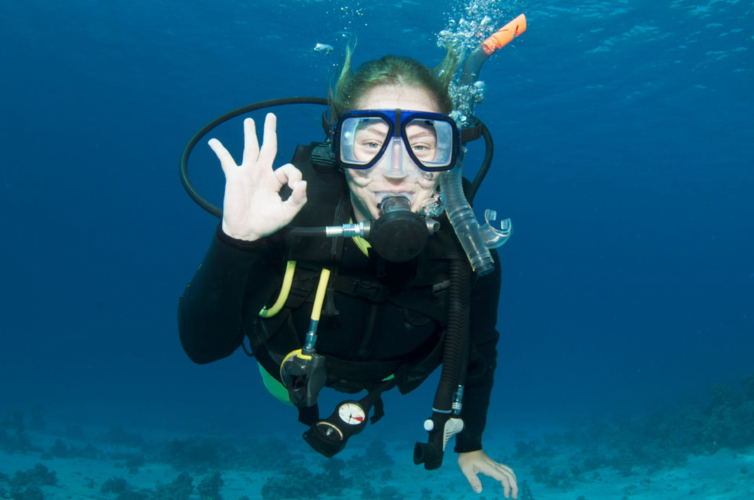 Ragazza durante immersione di diving