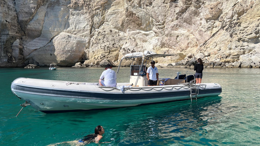 Schlauchboot in den azurblauen Gewässern des Golfs von Cagliari