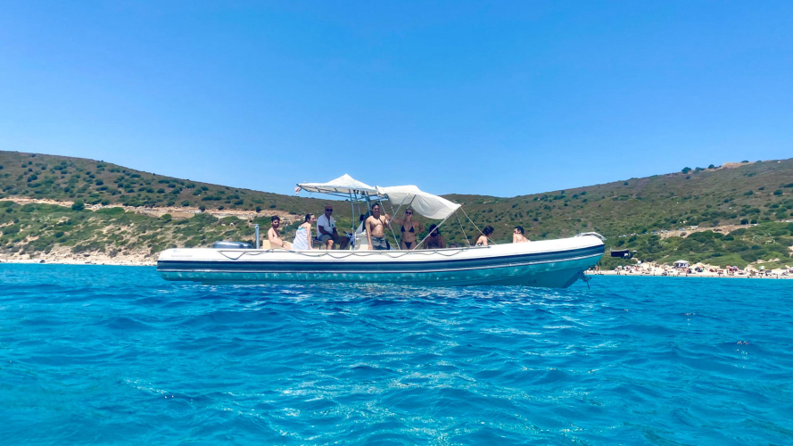 Gommone nelle acque azzurre del Golfo di Cagliari