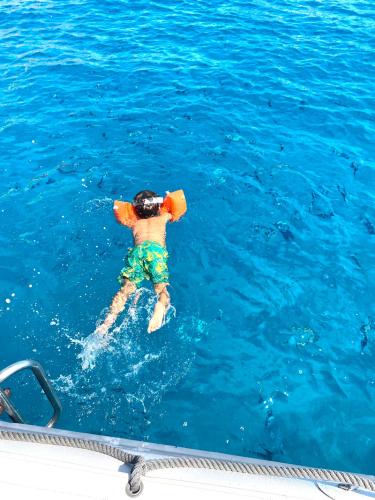 Bambino fa snorkeling nelle acque azzurre del Golfo di Cagliari