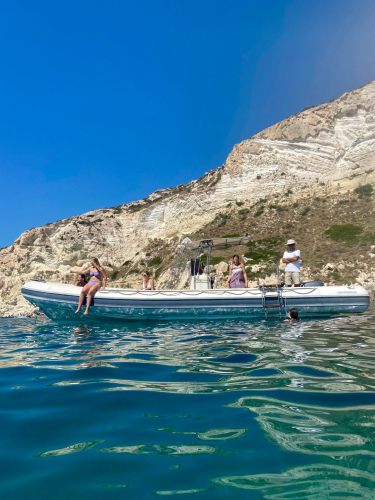 Embarcación neumática con chicas jóvenes en el Golfo de Cagliari
