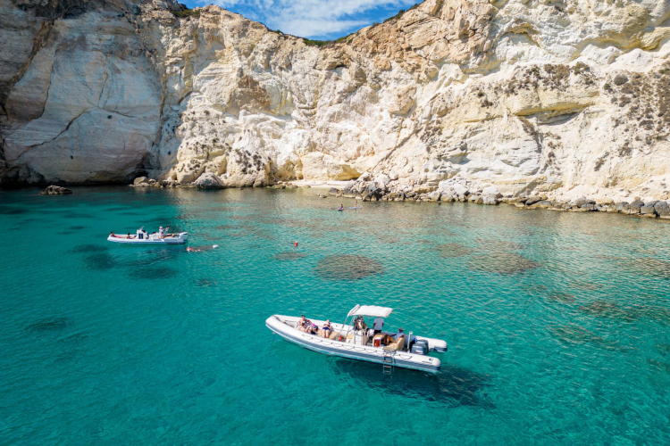 Gommone nel golfo di Cagliari