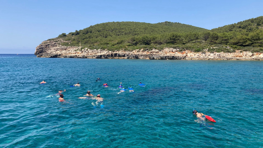 Les randonneurs nagent dans la mer d'Alghero