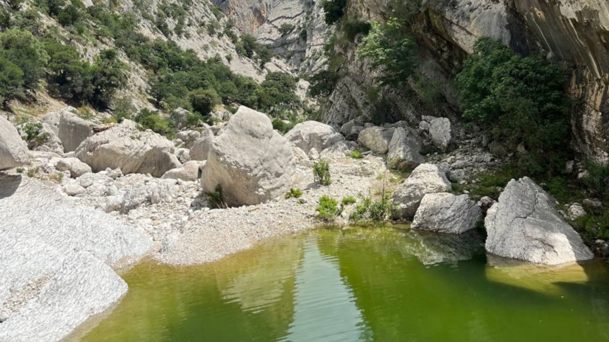 Uscita della Grotta Donini nel Supramonte di Urzulei