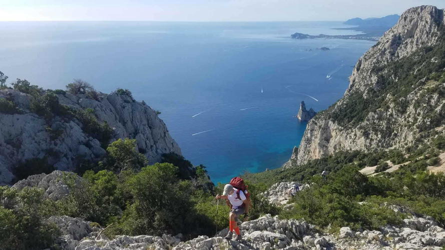 Wanderer wandern auf den Pfaden der Selvaggio Blu