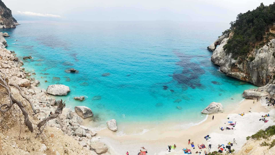 Blick auf Cala Goloritzè von oben während des Trekkings im Selvaggio Blu