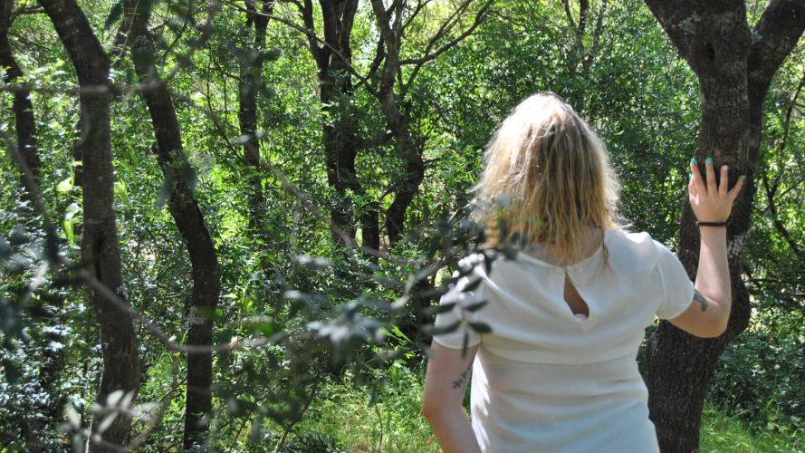 Une fille dans la nature, loin de la circulation, pour se reconnecter à son moi intérieur