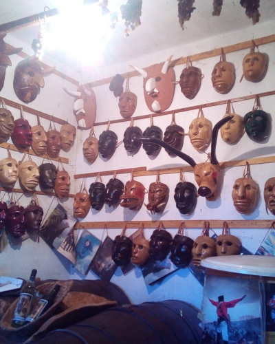 Máscaras sardas colgadas en un taller artesanal en Mamoiada