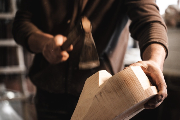Artesano trabaja la madera en un taller artesanal en Mamoiada