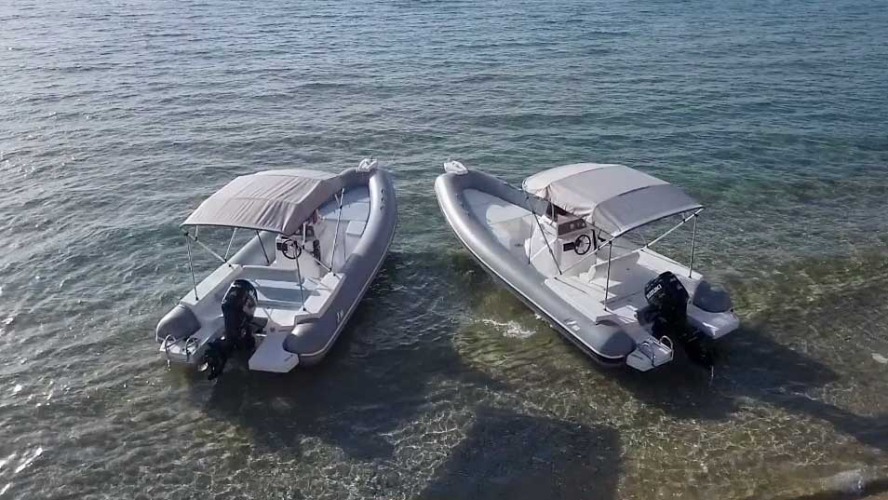 Gommoni nella riva di una spiaggia