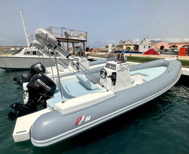 Dettagli sedute posteriori del gommone a noleggio a Buggerru