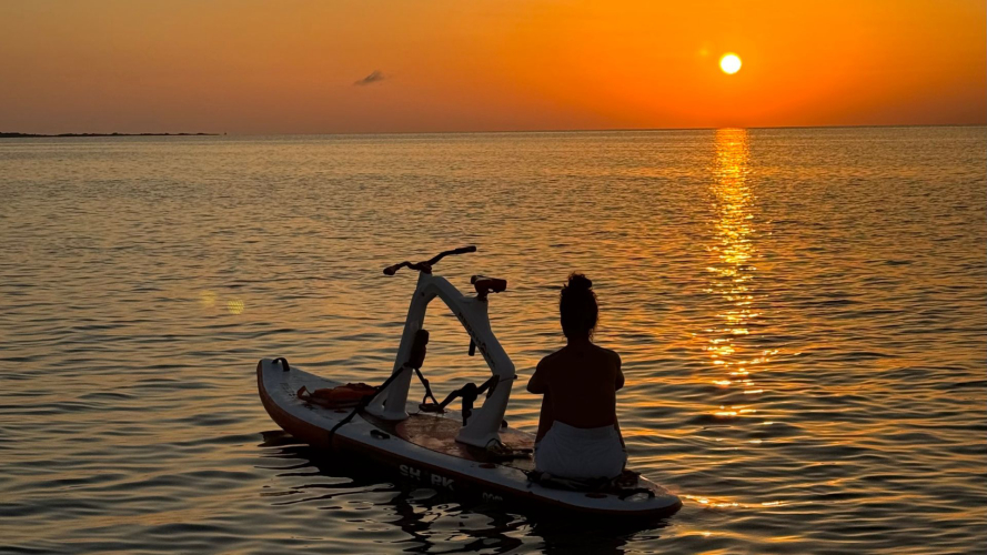 Vista del tramonto durante il tour in water bikes a Porto Torres