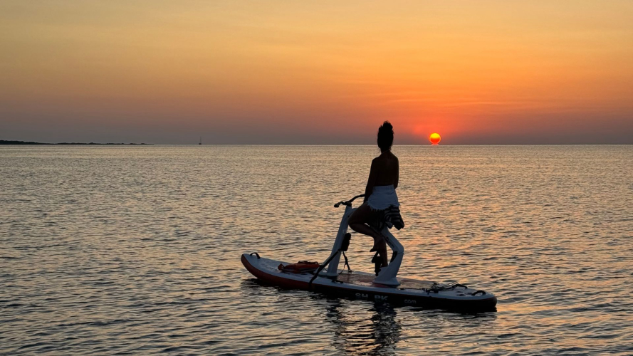 Vista del tramonto durante il tour in water bikes a Porto Torres