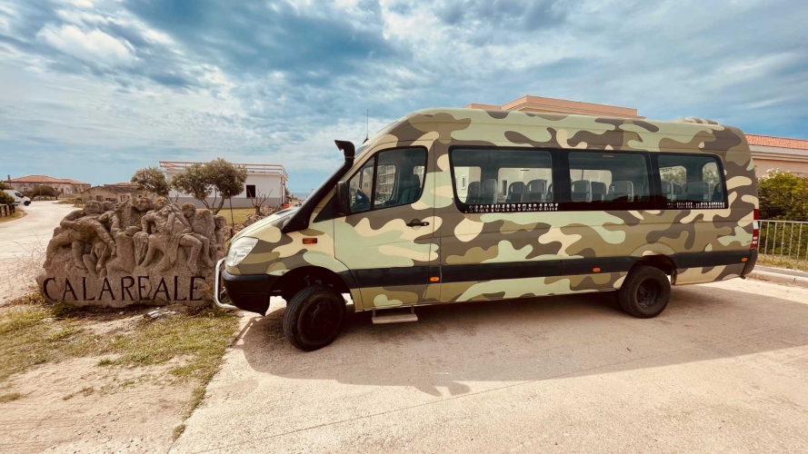 Parada del minibús en Cala Reale, en la isla de Asinara